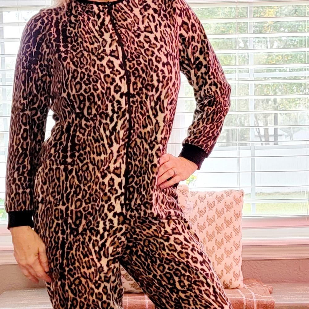 Women's Leopard 🐆 One Piece Soft Pajamas size M Sleepwear Kitty 😺